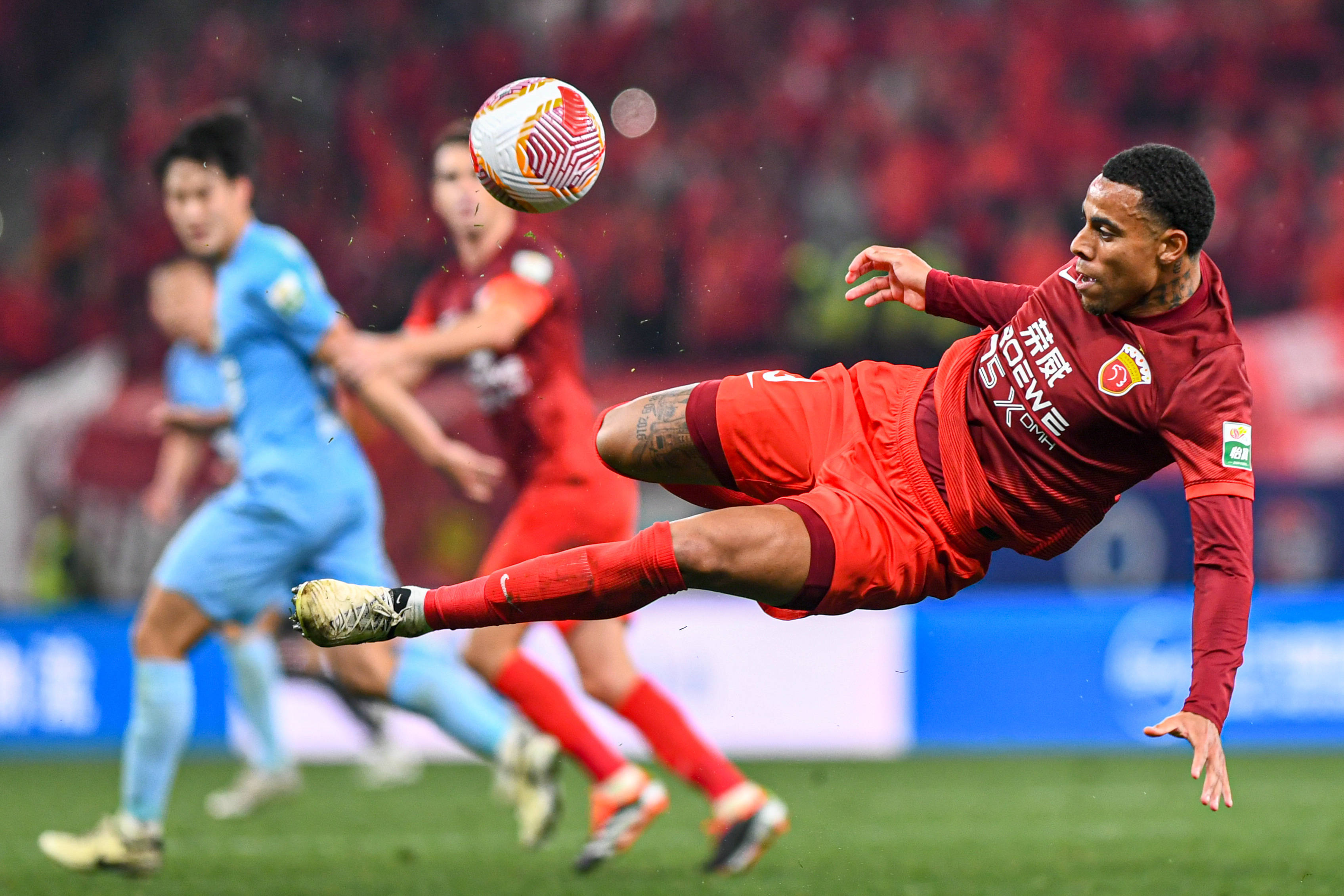 包含赛场精彩瞬间,足球狂热引爆全场的词条 包含赛场精彩瞬间,足球狂热引爆全场的词条