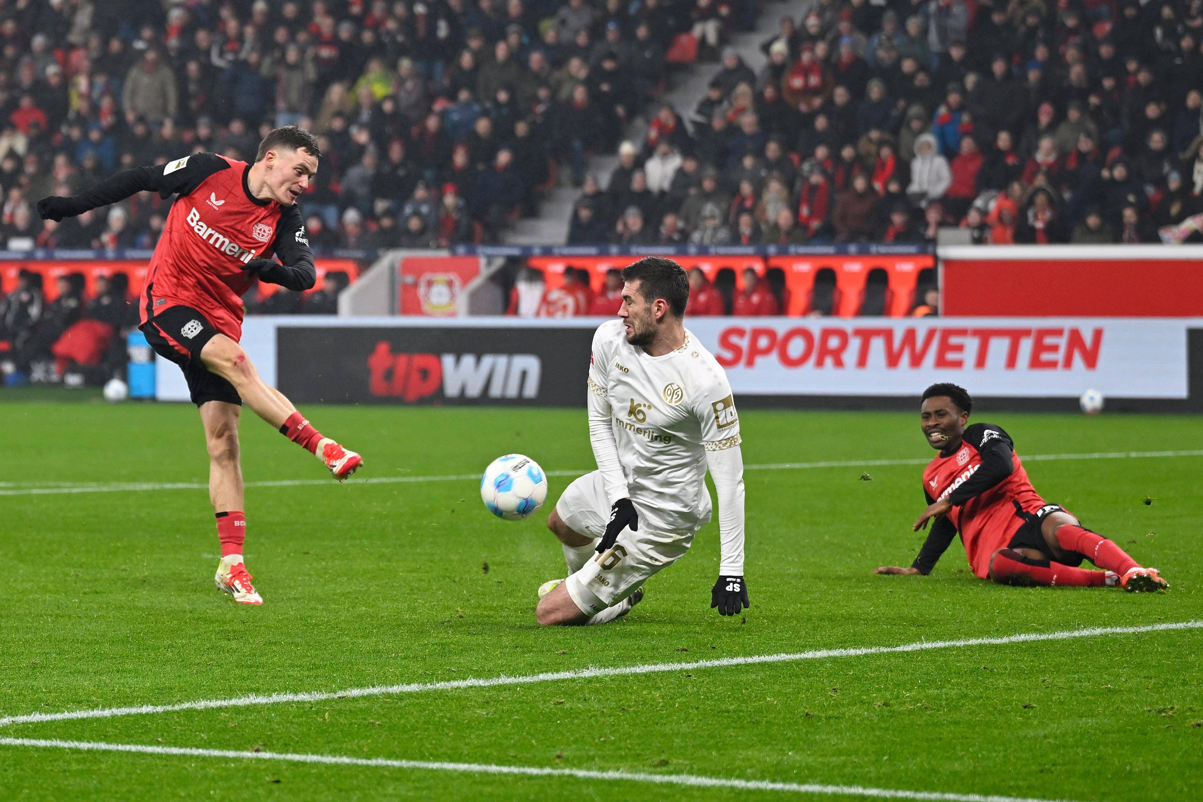 开云体育登录-勒沃库森主场失利，争夺前四名席位遇阻的简单介绍