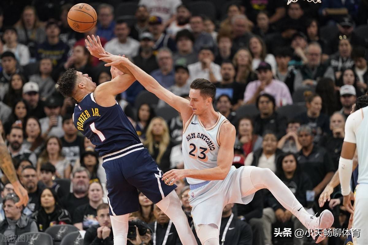 场上球员的精彩表现令人目不转睛！的简单介绍