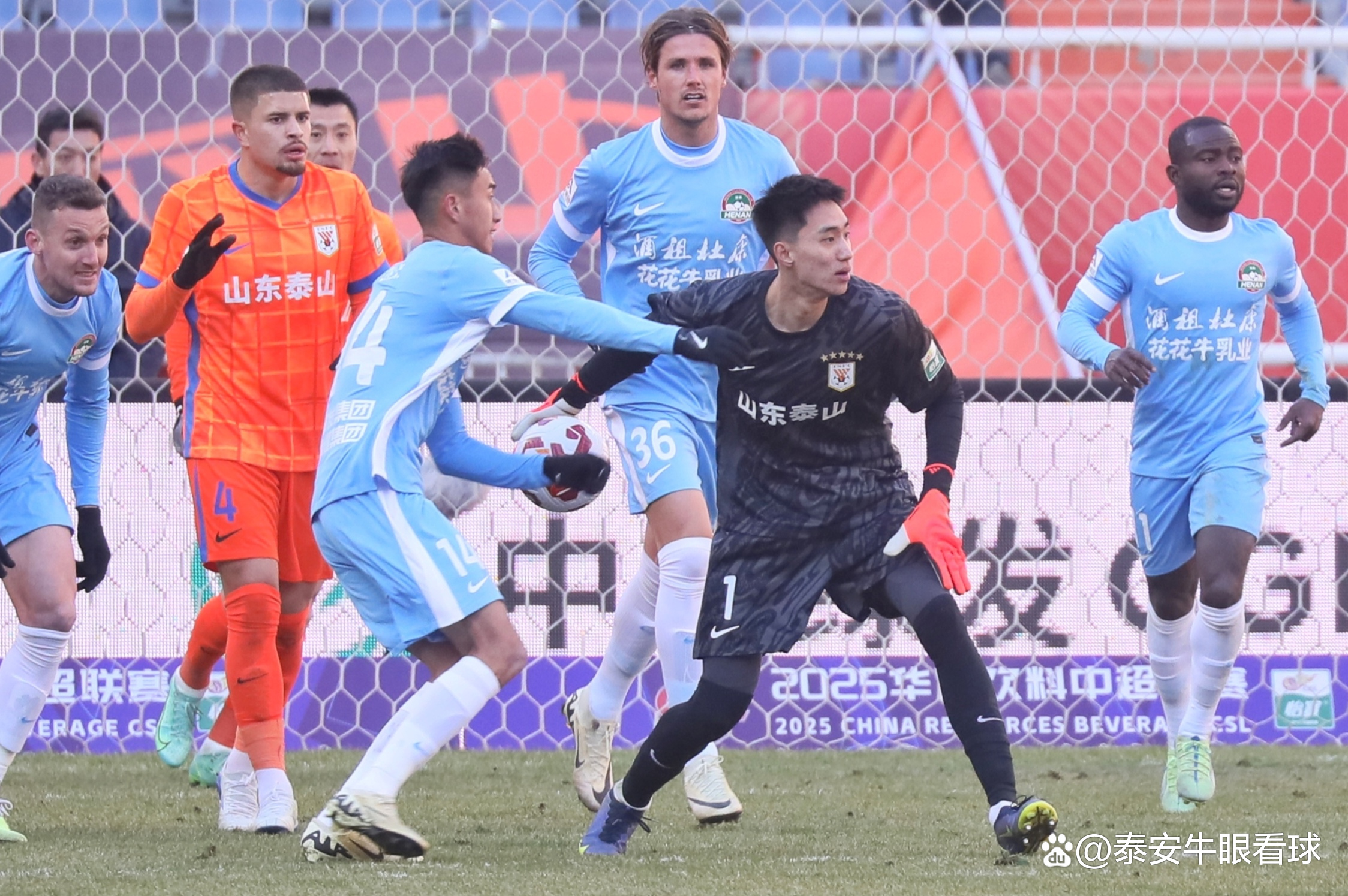 开云体育官方入口-热门球队在比赛中表现抢眼，引发球迷热议的简单介绍