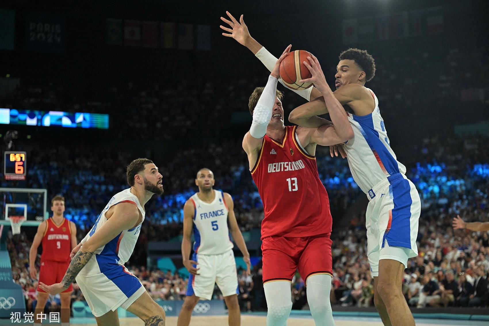 开云体育官网-激烈角逐！男篮半决赛厮杀展开