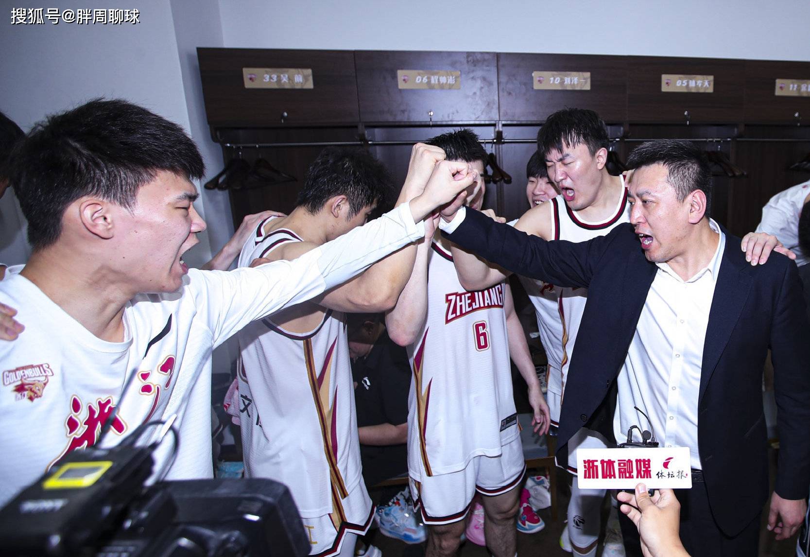 激烈角逐!男篮半决赛厮杀展开 激烈角逐!男篮半决赛厮杀展开