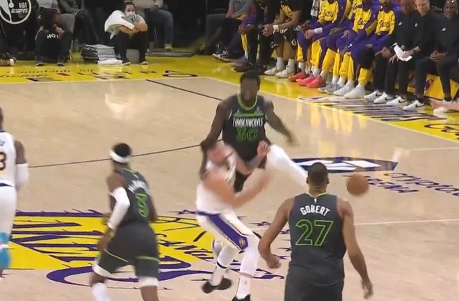 包含凯尔特人遭遇篮网三连败，塔图姆空砍尴尬难挽败局的词条