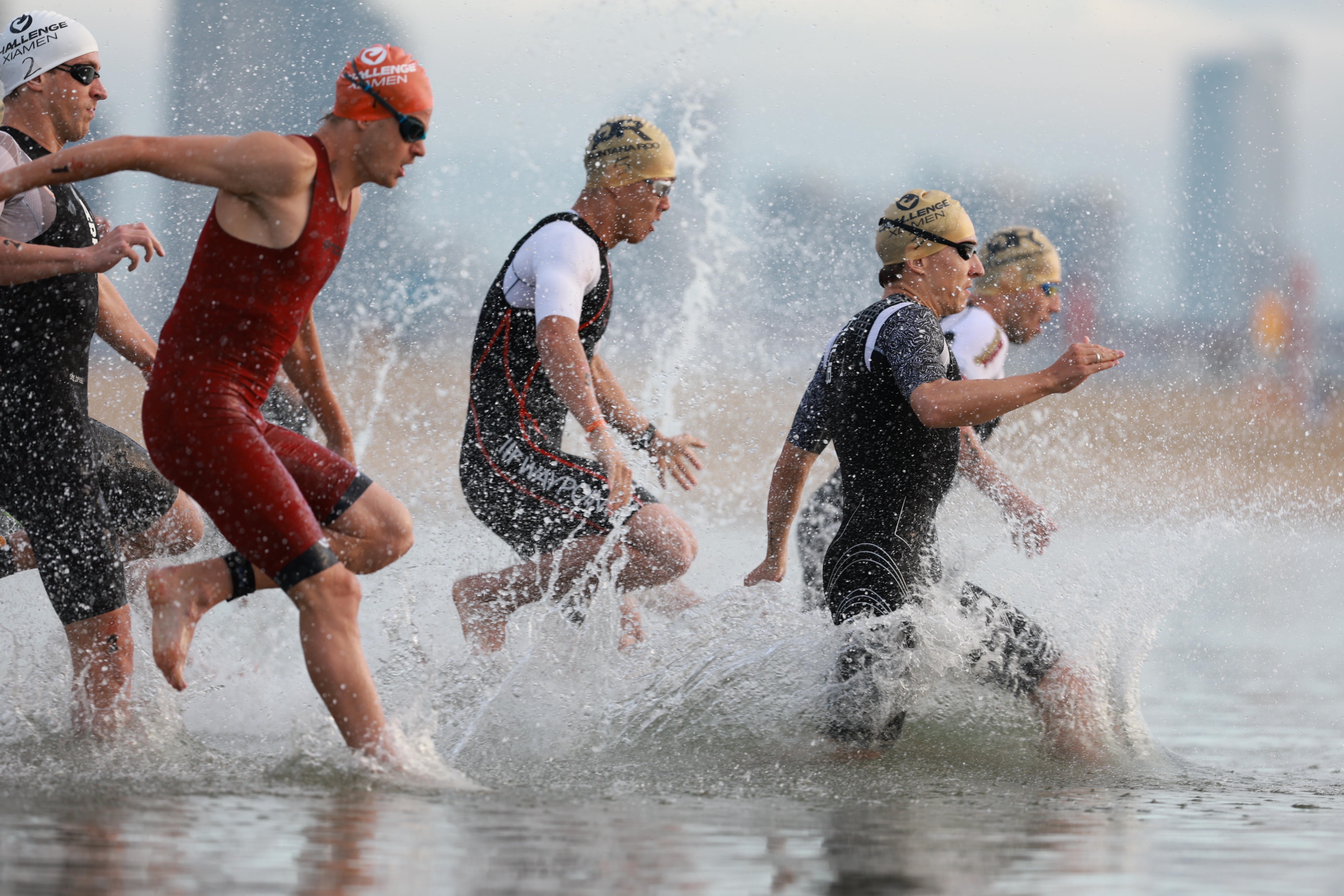 田径比赛里追赶战,铁人三项冠军浮出水面的简单介绍 田径比赛里追赶战,铁人三项冠军浮出水面的简单介绍