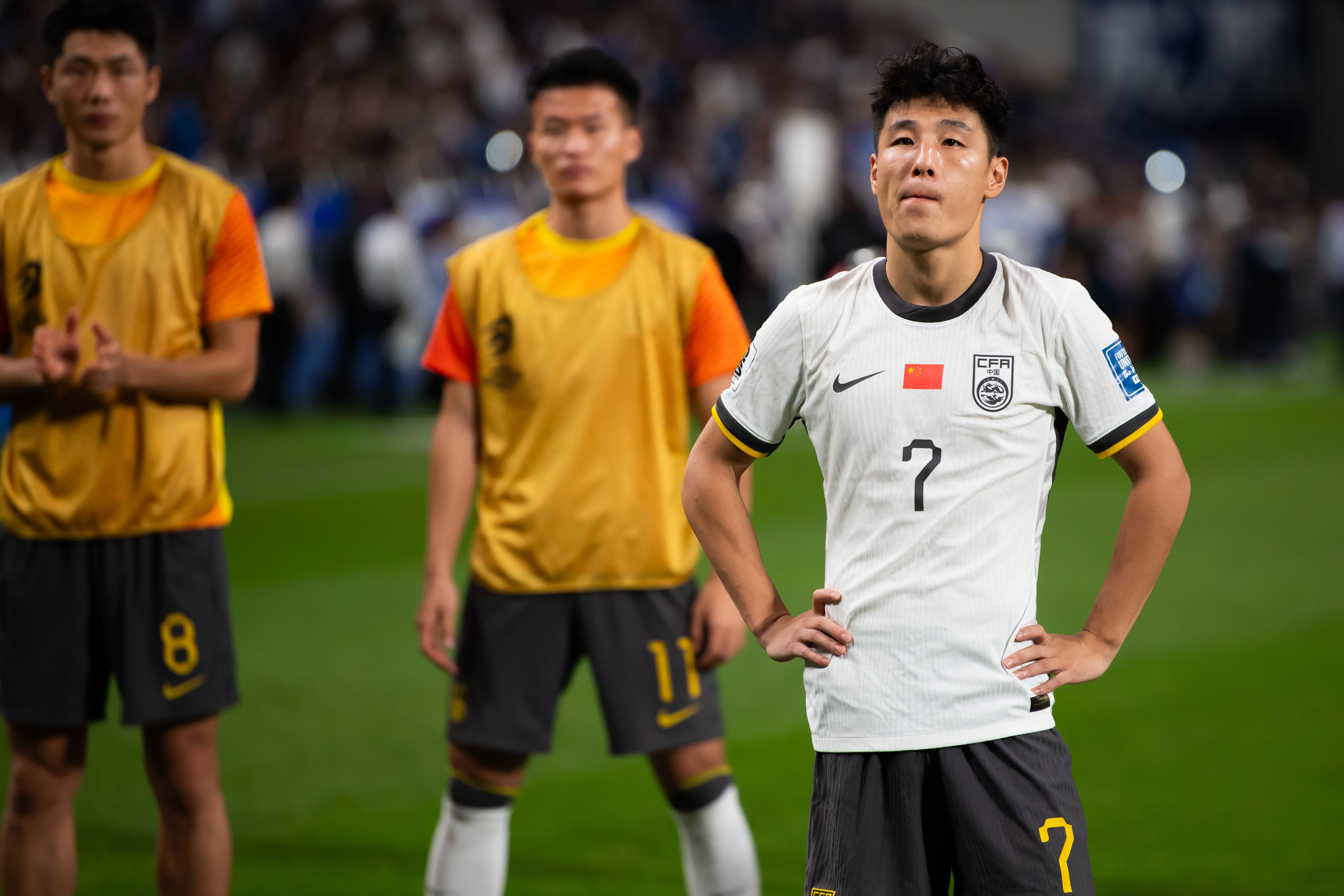 国内足球联赛竞争激烈，球员表现出色