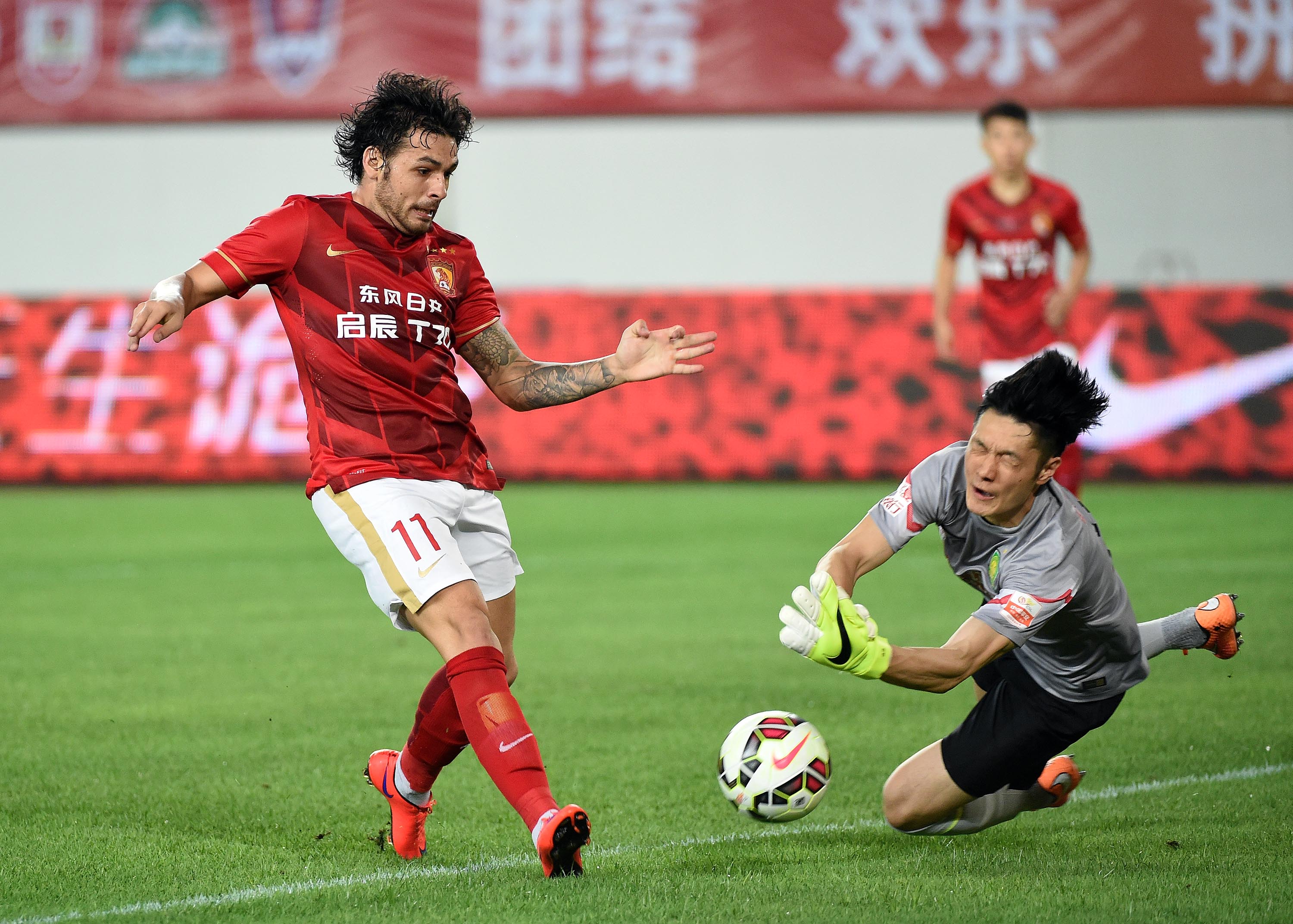 关于精彩的足球比赛场面一览无余,球迷热情高涨的信息 关于精彩的足球比赛场面一览无余,球迷热情高涨的信息