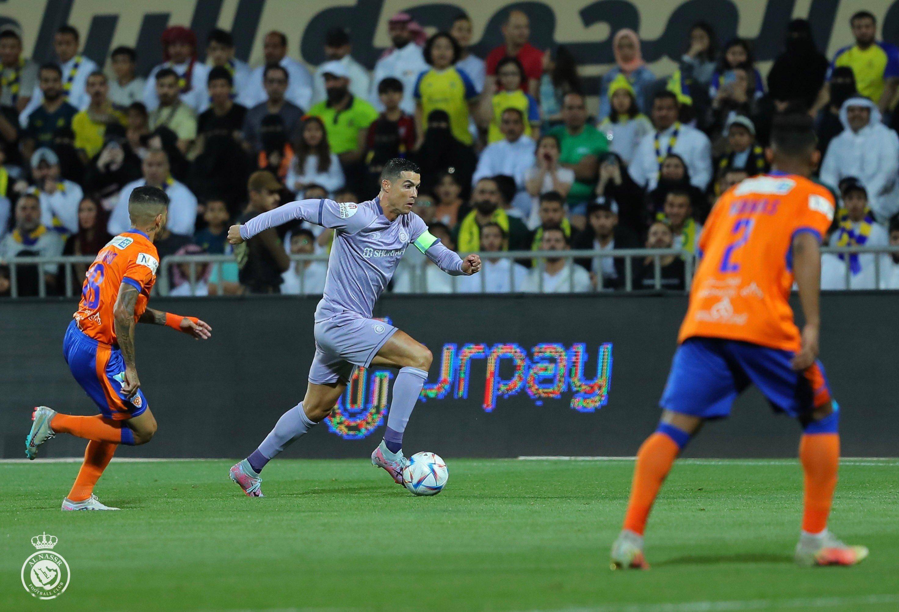 包含智利足球大战届时开始，卫冕冠军全力备战的词条