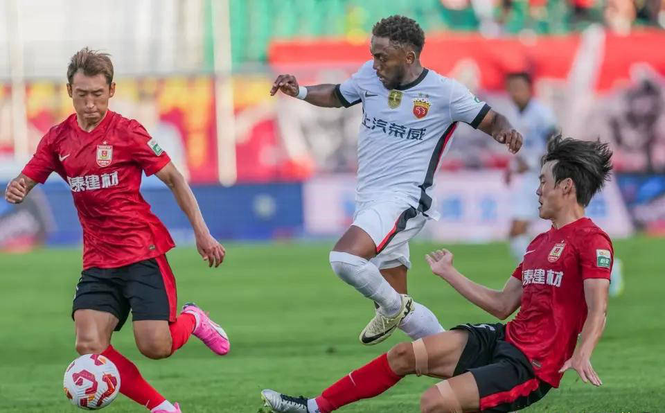 亚泰迎战危机，客场对阵青岛实现保级机会