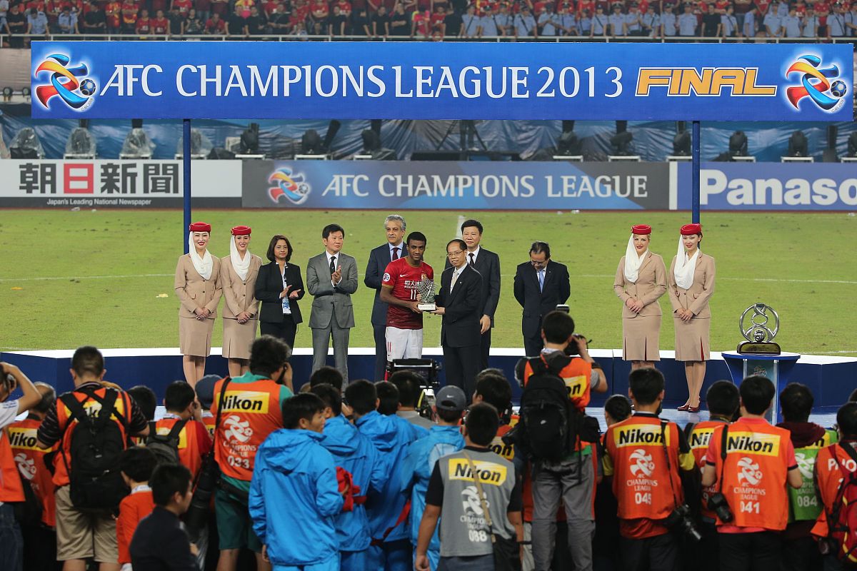 激烈的角逐中,球队赢得胜利,晋级下一轮 激烈的角逐中,球队赢得胜利,晋级下一轮