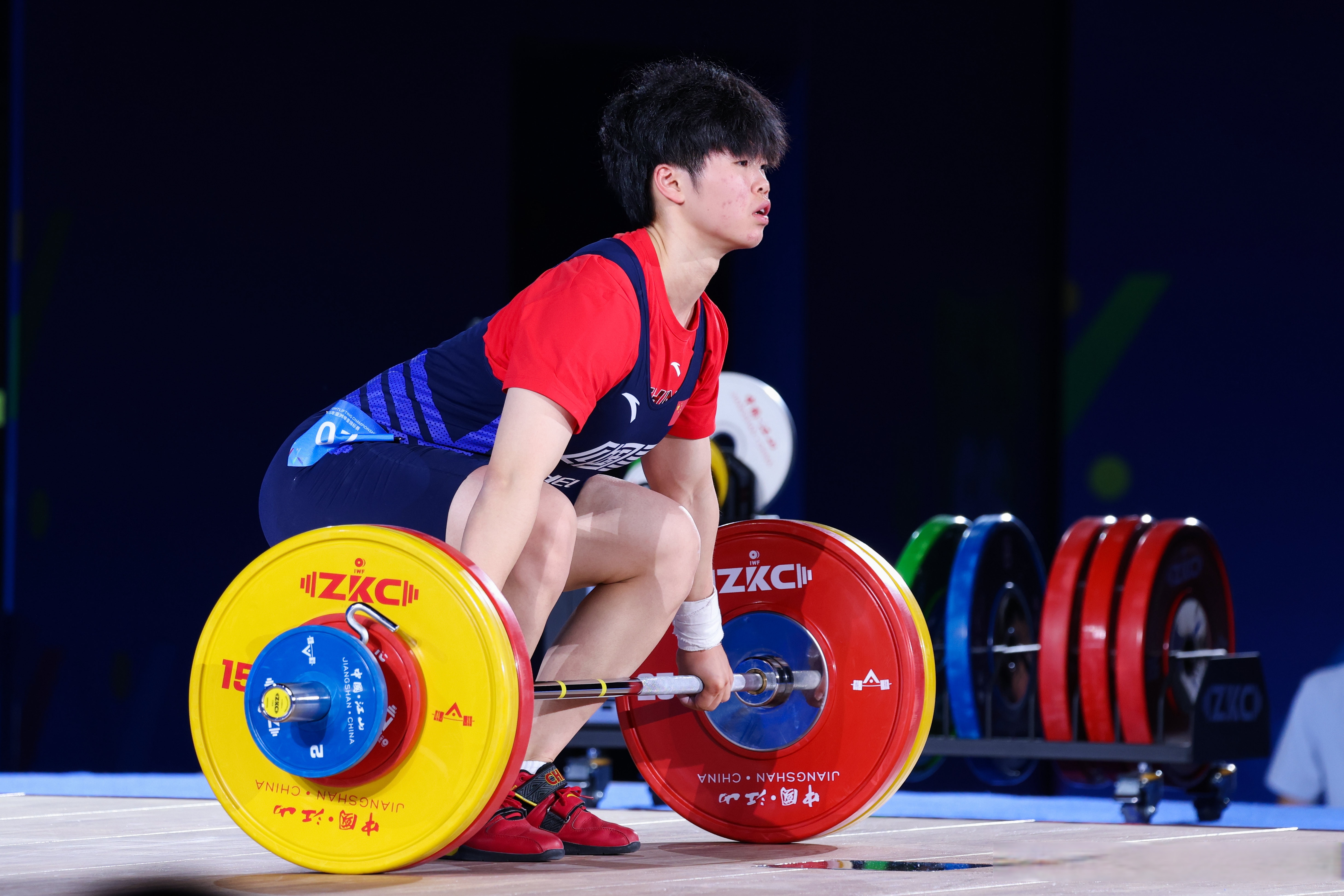 开云体育入口-举重比赛重量级对决，挑战极限