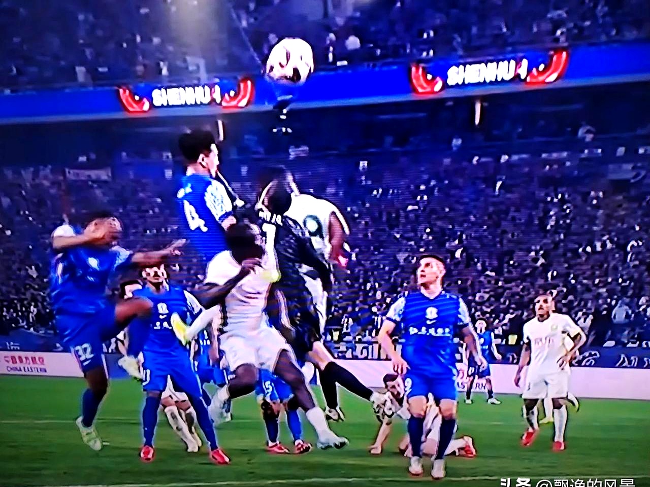 开云体育在线-球场上掀起一场精彩的角逐，引发无数讨论