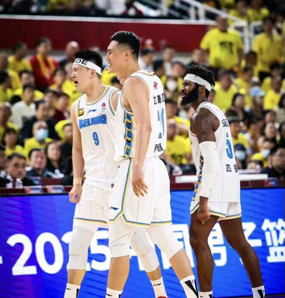 比赛中双方展开争夺，场面火爆激烈