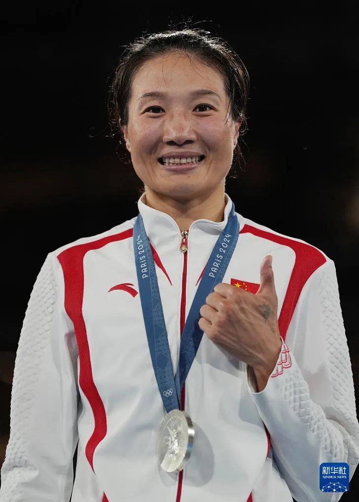 包含举重女将勇夺铜牌，力量惊人的词条