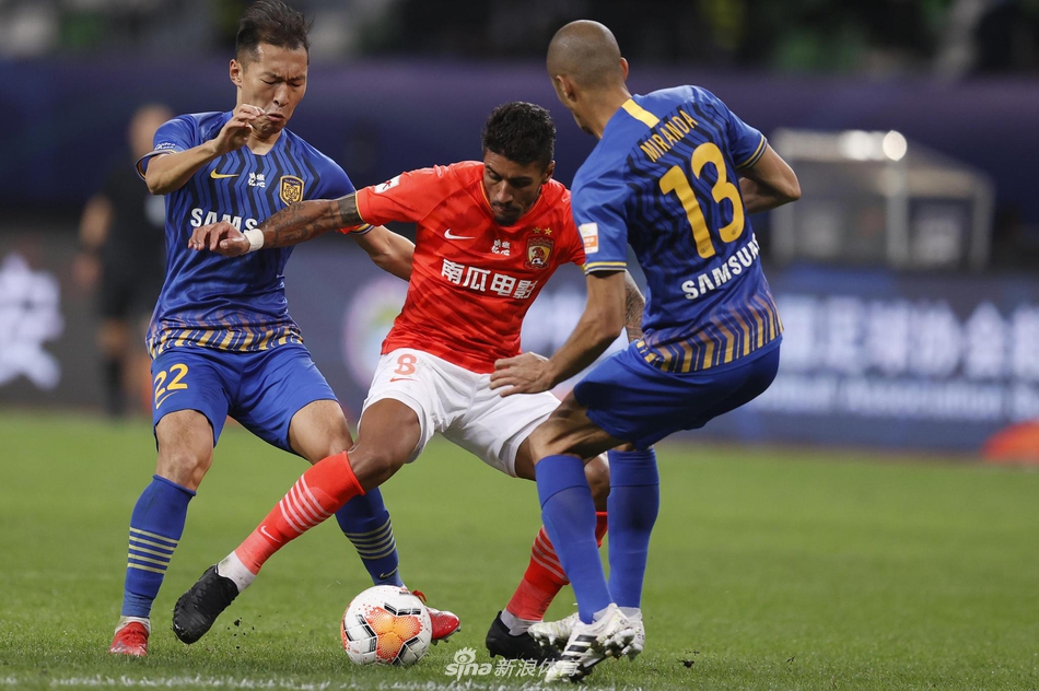 进攻组合默契十足,连续攻破对手球门 进攻组合默契十足,连续攻破对手球门