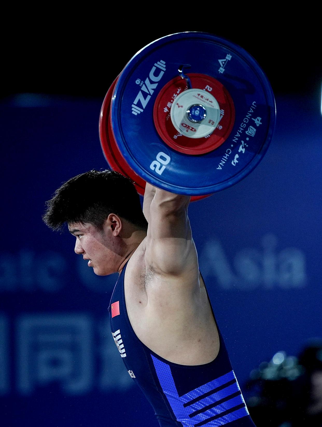 开云体育在线登录-举重比赛中选手卧推惊险摔倒，所幸无碍