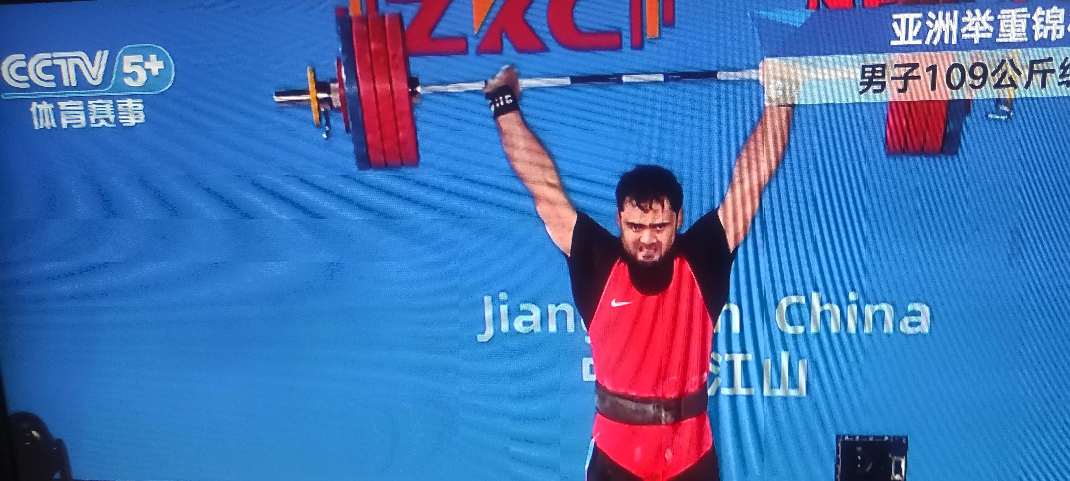 举重比赛中选手卧推惊险摔倒,所幸无碍 举重比赛中选手卧推惊险摔倒,所幸无碍