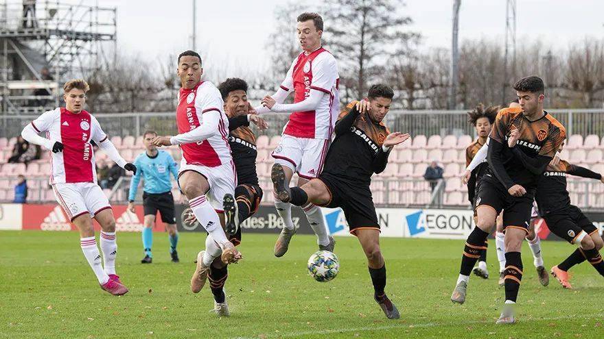 关于阿贾克斯青训助力，晋级下一轮的信息