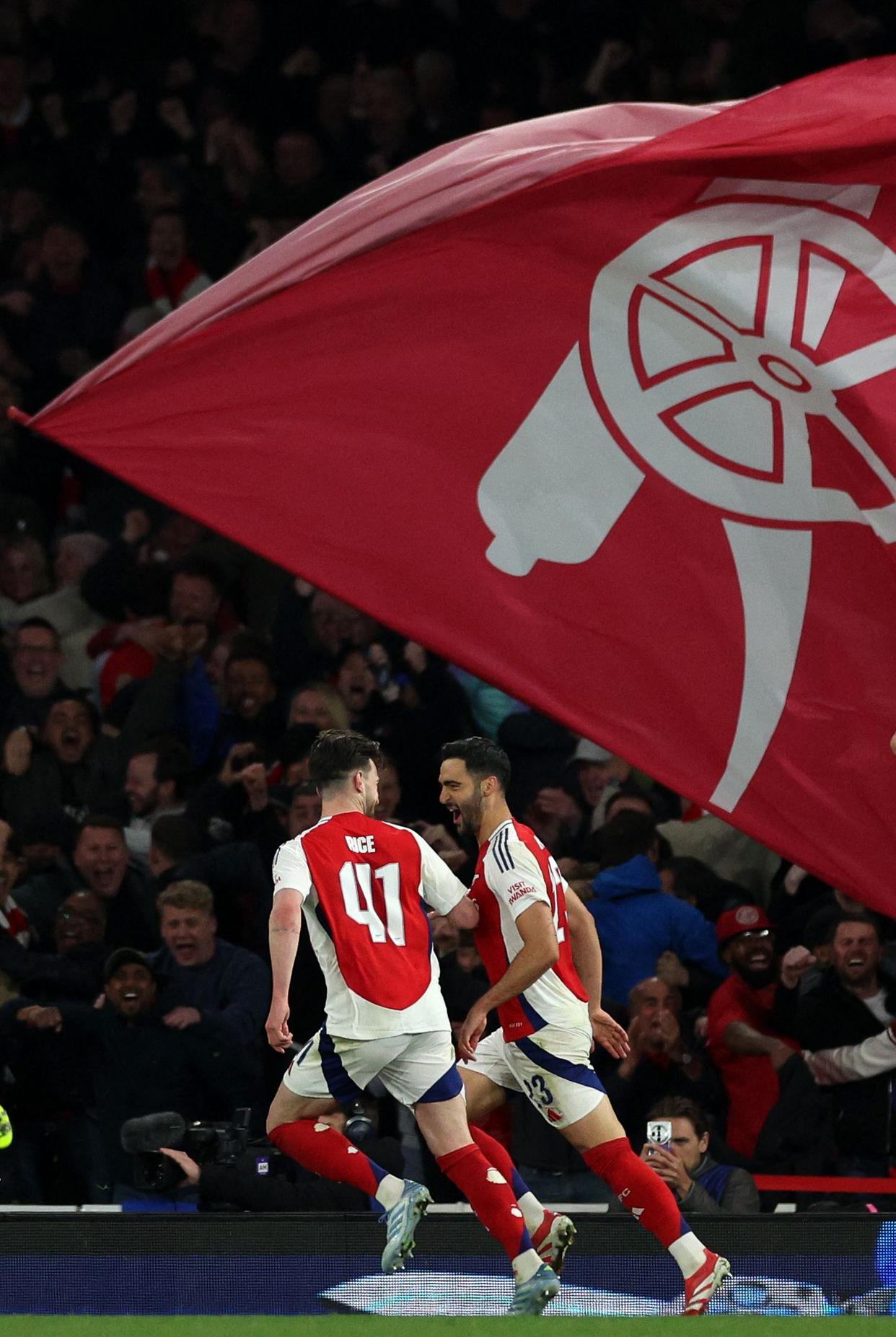 阿森纳球迷疯狂庆祝球队胜利 阿森纳球迷疯狂庆祝球队胜利